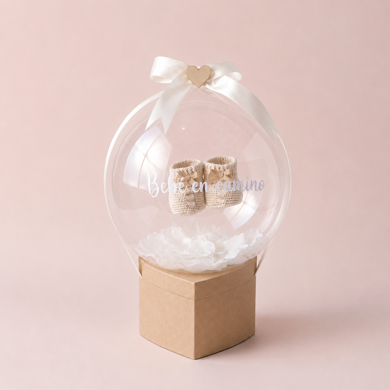Glow Collection con patucos de bebé beige en globo burbuja personalizado